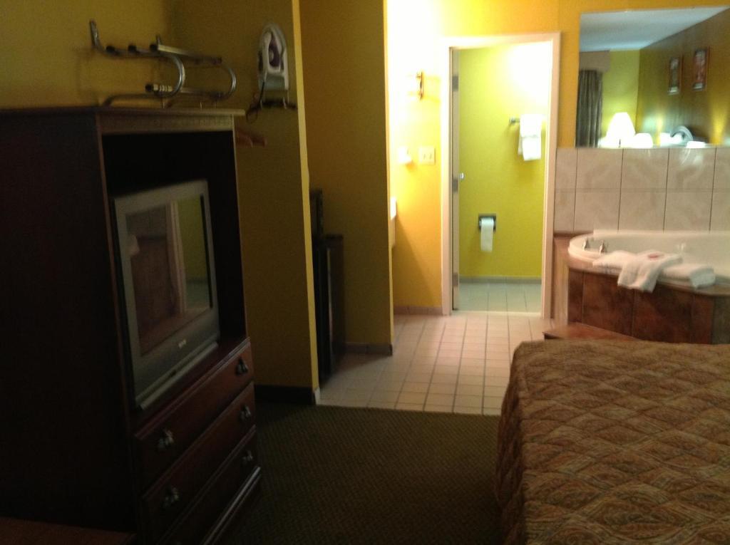 Colonial Inn And Suites - Memphis 사우스헤이븐 객실 사진